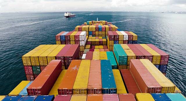 Containerschiff vor Küste