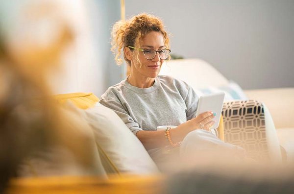 Frau benutzt Internet